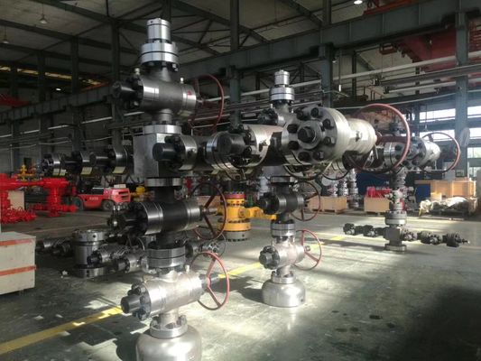 API 6A Oilfield Wellhead Christmas Tree / Oil X-Mas Tree สำหรับการขุดเจาะบ่อน้ำมัน